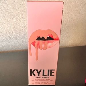 Kylie Lip liner set mate color new in box